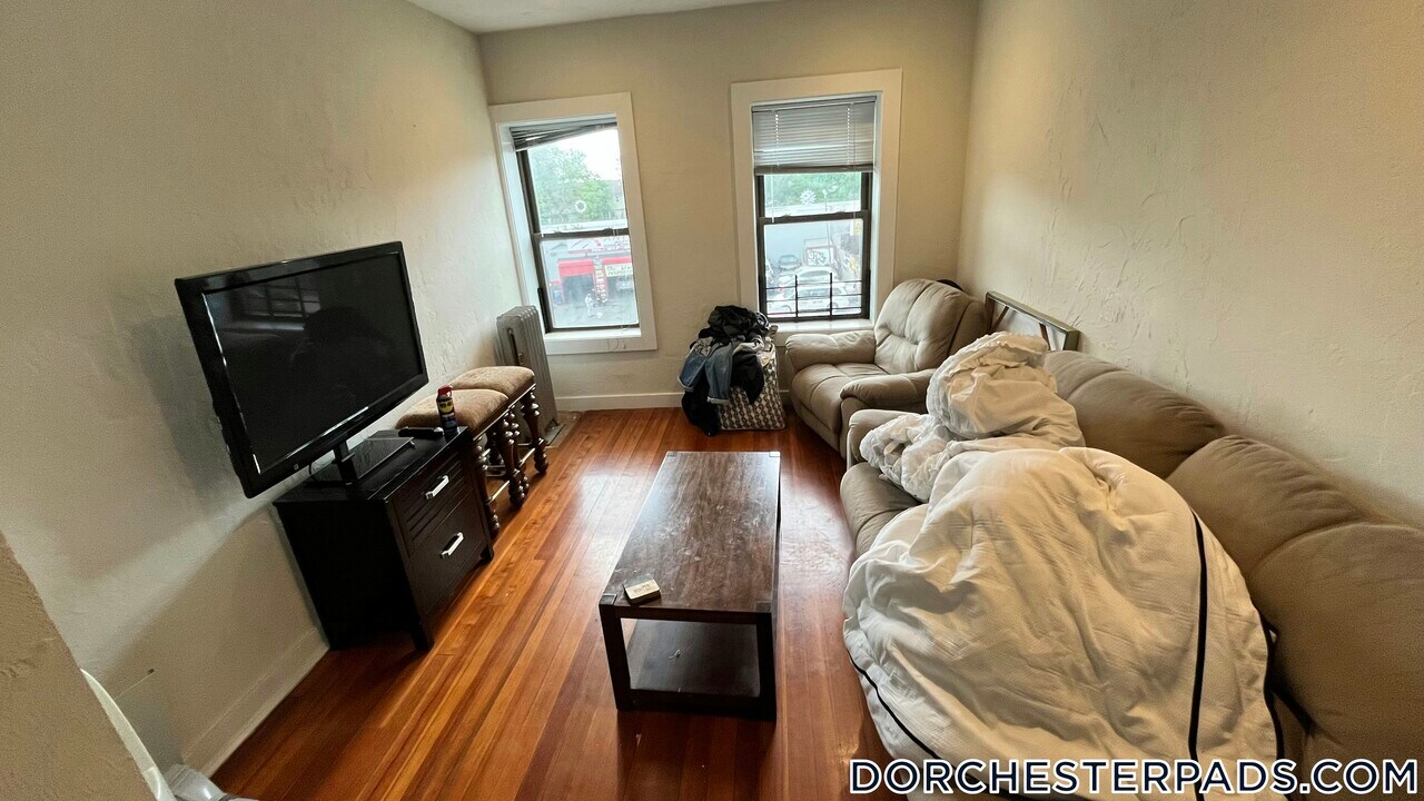 622 Columbia Rd in Boston, MA - Building Photo