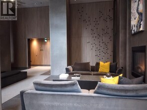 55 Charles St E in Toronto, ON - Building Photo - Building Photo