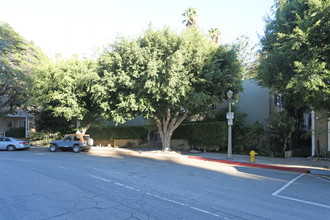 850 Moraga Dr in Los Angeles, CA - Building Photo - Building Photo