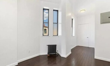 126 Elizabeth St in New York, NY - Foto de edificio - Building Photo