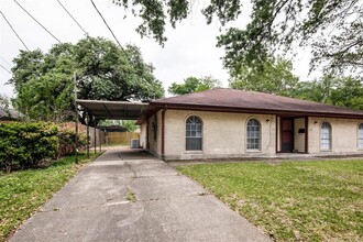 124 Eleventh St in Deer Park, TX - Building Photo - Building Photo