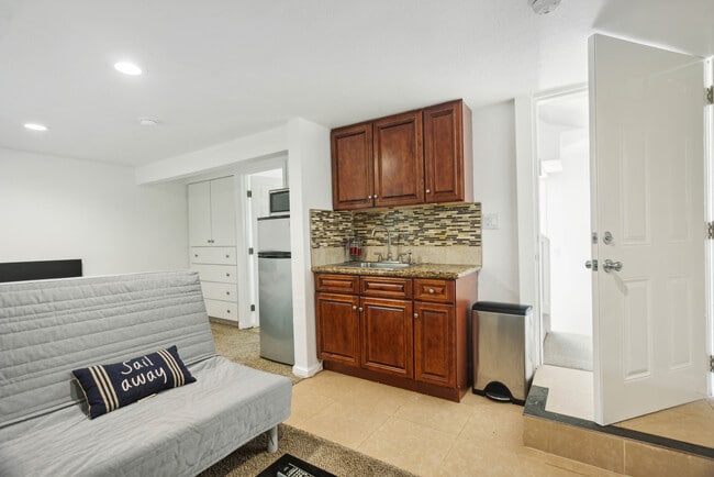 1238 S Mullen Ave, Unit Studio in Los Angeles, CA - Building Photo - Building Photo