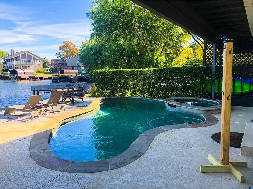 45 Lakeview Village in Montgomery, TX - Building Photo