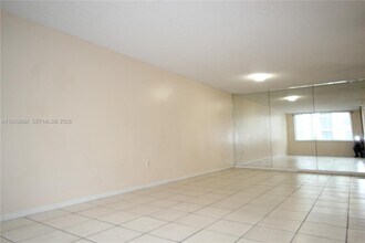 17890 W Dixie Hwy in North Miami Beach, FL - Building Photo - Building Photo