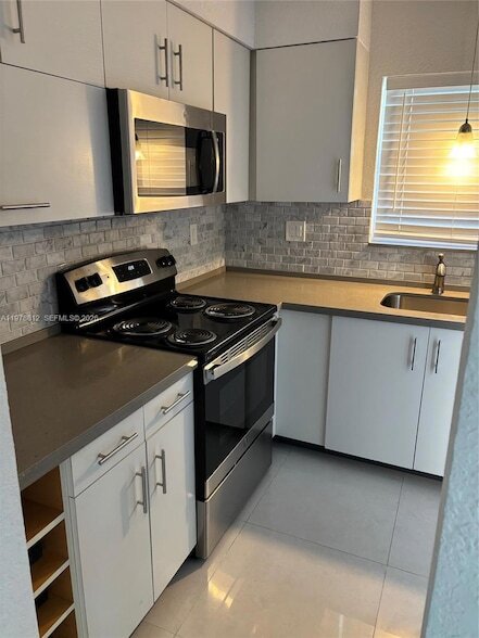 1449 N 14th Way, Unit 103 in Hollywood, FL - Building Photo - Building Photo
