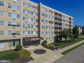 449 Hamilton St, Unit 407 in Norristown, PA - Foto de edificio - Building Photo