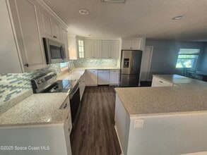 333 Bahama Dr in Indialantic, FL - Building Photo - Building Photo