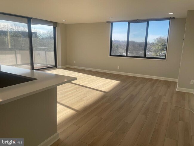 5225 Pooks Hill Rd in Bethesda, MD - Foto de edificio - Building Photo