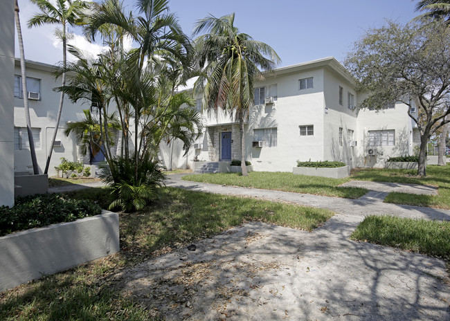 Winds Of Nobe Condo in Miami Beach, FL - Building Photo - Building Photo