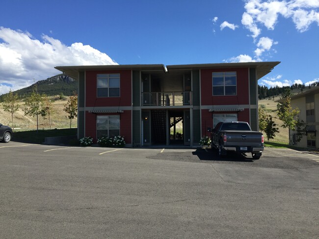 property at 2886 Overlook Blvd