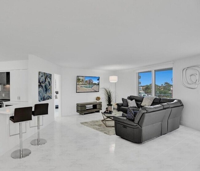 5161 Collins Ave, Unit 412 in Miami Beach, FL - Building Photo - Building Photo