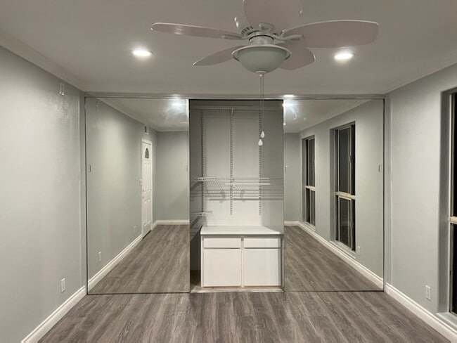 6160 Whitsett Ave, Unit 8 in Los Angeles, CA - Building Photo - Building Photo