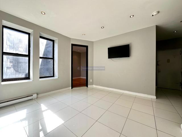 350 Manhattan Ave in New York, NY - Building Photo
