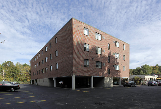 Linden Street Apartments in Waltham, MA - Foto de edificio - Building Photo