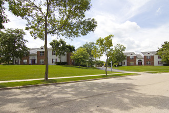 Paradise Place Apartments in West Bend, WI - Building Photo - Building Photo