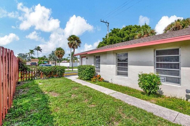 614 Holly Dr in Palm Beach Gardens, FL - Building Photo - Building Photo