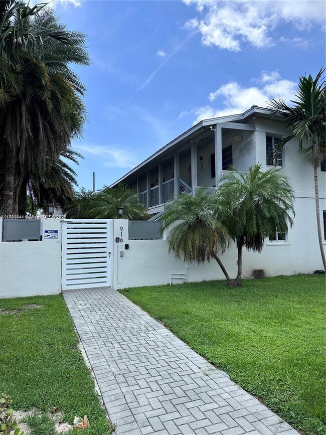property at 916 W 42 St