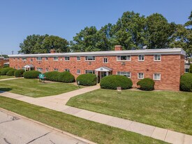 Emerald Village Apartments in Willoughby, OH - Building Photo