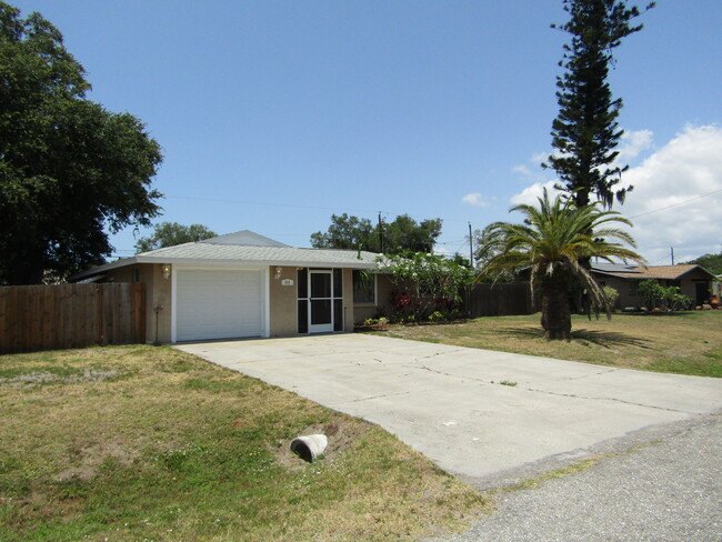 644 Cumberland Rd in Venice, FL - Foto de edificio - Building Photo