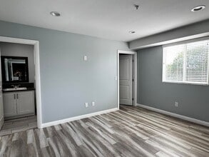 433 1/2 East 30th Street in Los Angeles, CA - Building Photo - Building Photo