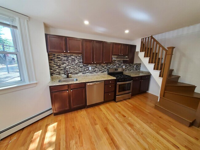 233 Broadway, Unit 3 in Cambridge, MA - Foto de edificio - Building Photo