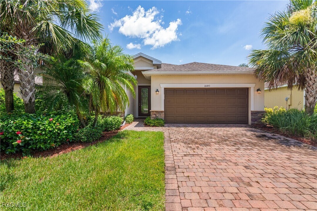 16471 Windsor Way in Alva, FL - Building Photo