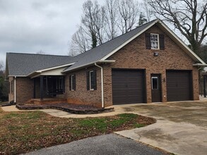 7816 Cheatham Ford Rd in Hiddenite, NC - Building Photo - Building Photo