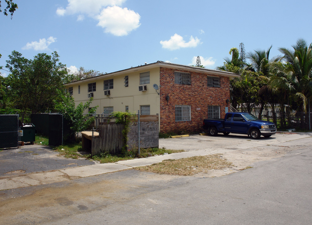 1025 Spring garden Rd in Miami, FL - Foto de edificio