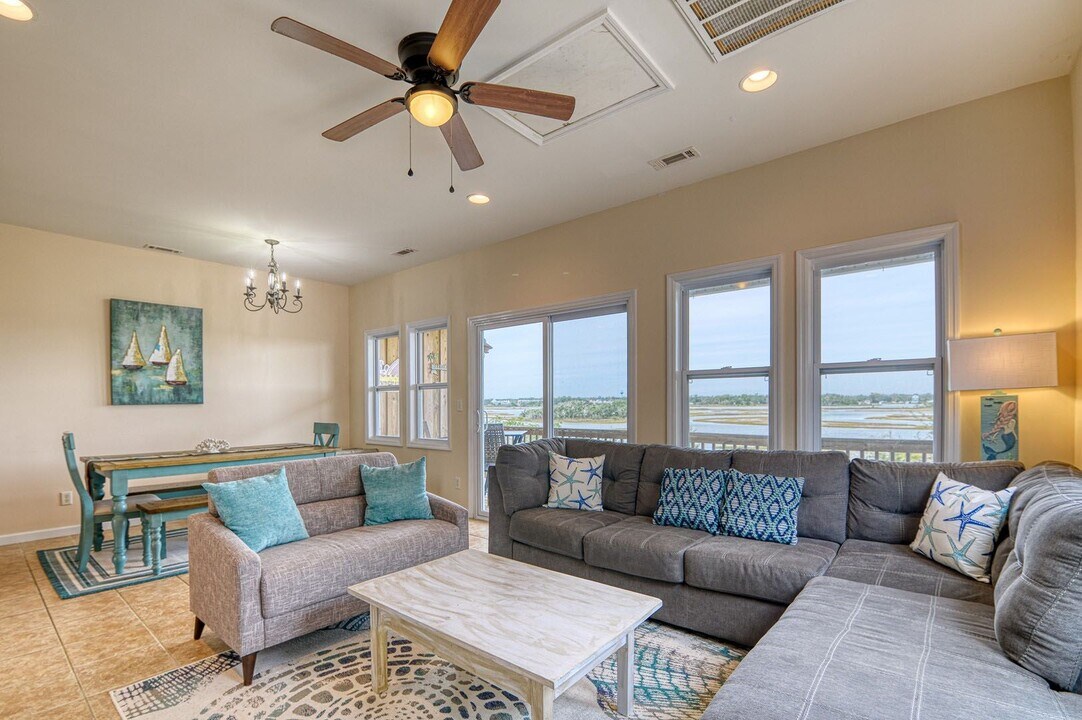 109 Anchor Dr in Surf City, NC - Foto de edificio