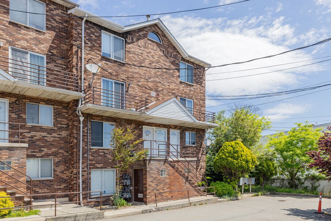 81 Narrows Rd N in Staten Island, NY - Foto de edificio