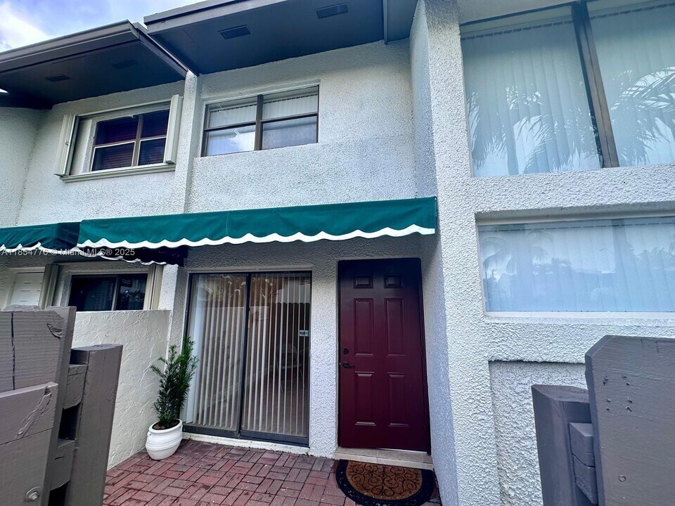 11339 SW 71st Ln in Miami, FL - Building Photo