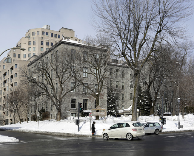 Le Manoir de Belmont in Montréal, QC - Building Photo - Primary Photo