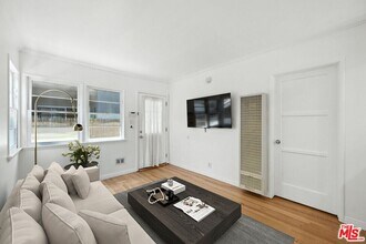 2710 Arizona Ave, Unit D in Santa Monica, CA - Building Photo - Building Photo