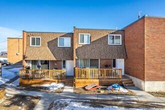 Cedar Court Gardens in Calgary, AB - Building Photo - Building Photo