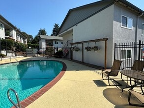 Twin Oaks Apartments in Salem, OR - Building Photo - Building Photo