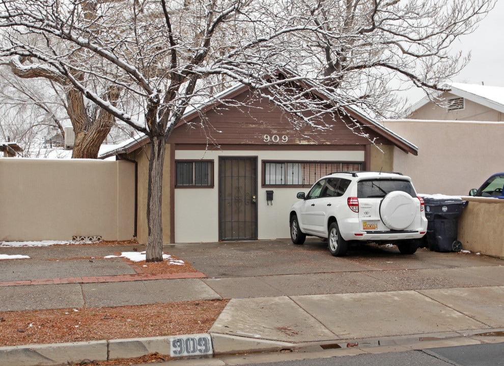 909 6th St NW in Albuquerque, NM - Building Photo