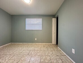 8728 N Mandarine Pl in Tampa, FL - Building Photo - Building Photo
