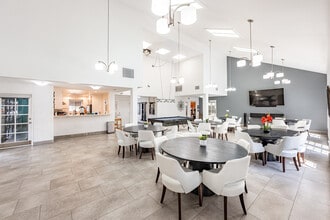Huntington Oaks Village 55+ Senior Community in Duarte, CA - Foto de edificio - Interior Photo