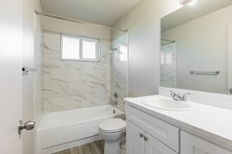 Heritage Townhomes in Milwaukie, OR - Building Photo - Interior Photo