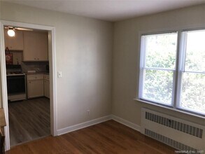 722 Knapps Hwy in Fairfield, CT - Building Photo - Building Photo