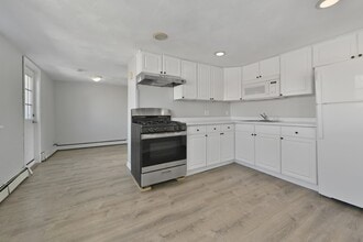 10 Howell Ct in Chelsea, MA - Foto de edificio - Building Photo