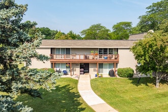 Apartment Homes of Wildwood Preserve in Oak Creek, WI - Foto de edificio - Building Photo