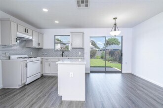 1106 Stanislaws Dr in Austin, TX - Foto de edificio - Building Photo