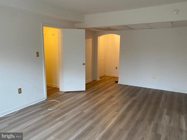 property at 1816 Queens Ln