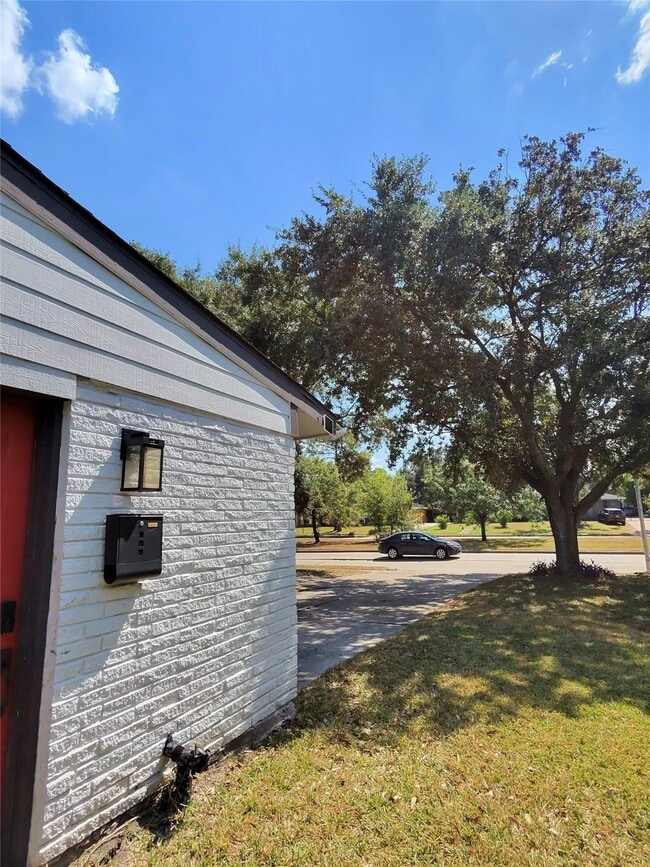 5810 W Bellfort Ave in Houston, TX - Building Photo - Building Photo