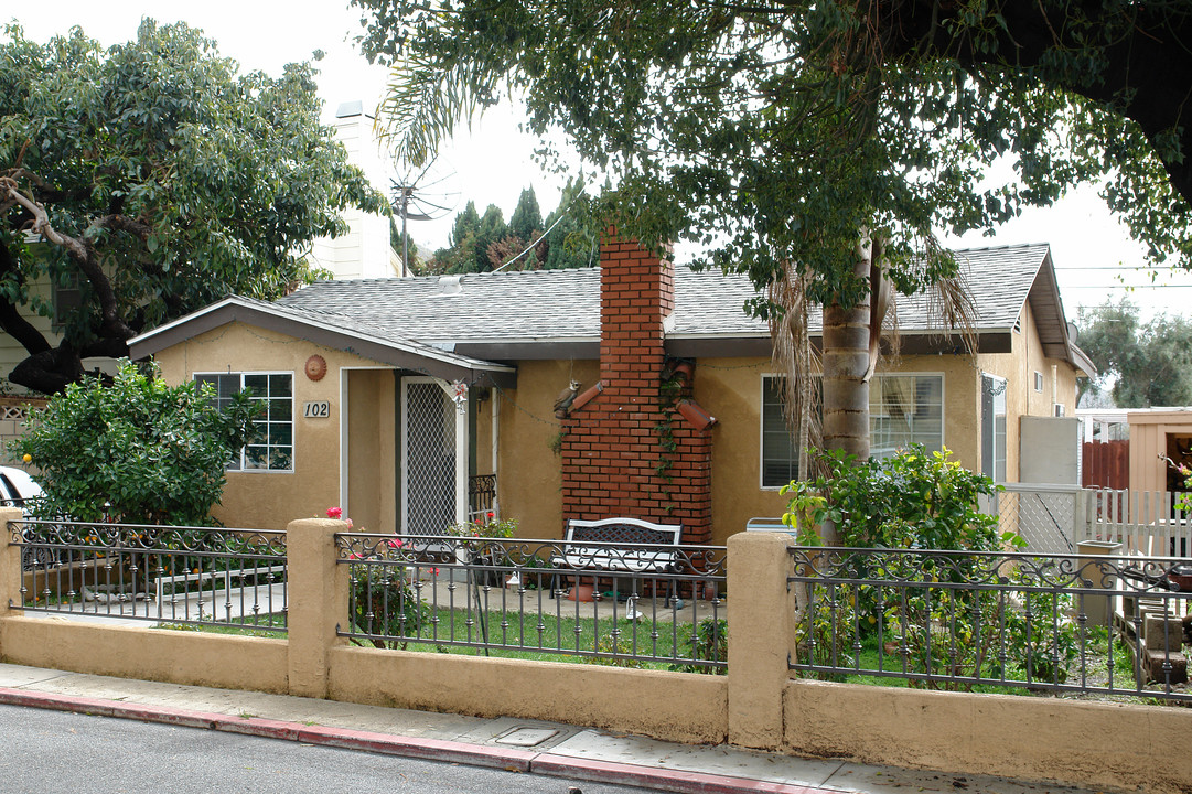 102 Franklin Ln in Ventura, CA - Foto de edificio