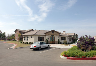 Sequoia Vista Apartments in Visalia, CA - Foto de edificio - Building Photo