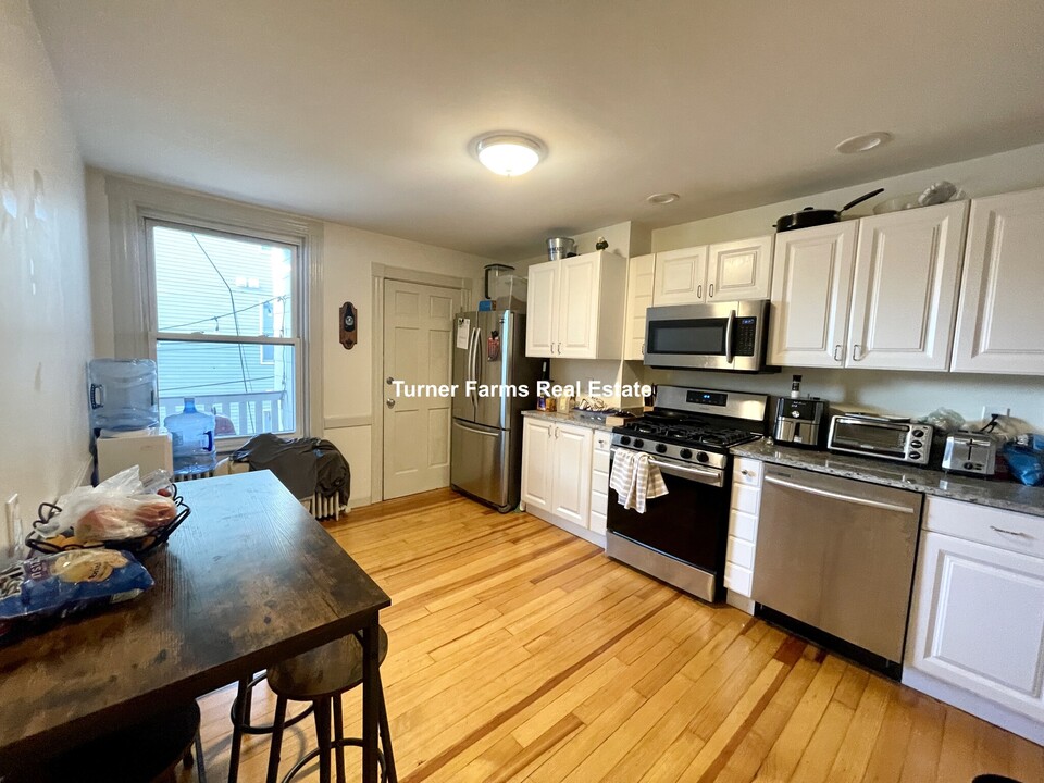 141A L St, Unit 1 in Boston, MA - Building Photo