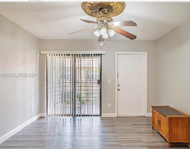 6545 W 27th Ct, Unit 24-47 in Hialeah, FL - Building Photo - Building Photo