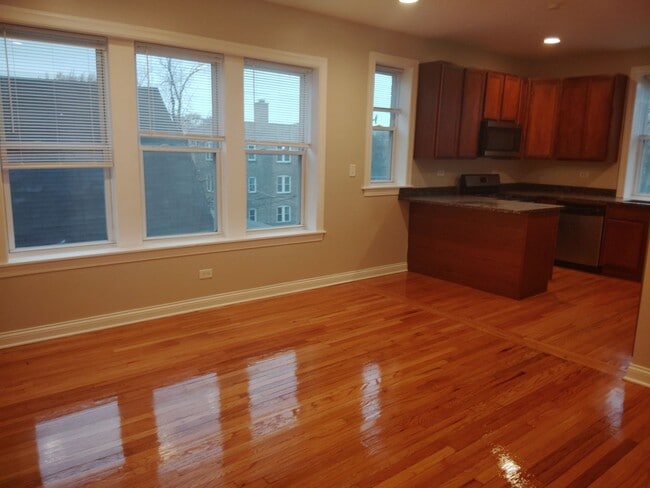 7211 N Damen Ave in Chicago, IL - Building Photo - Building Photo